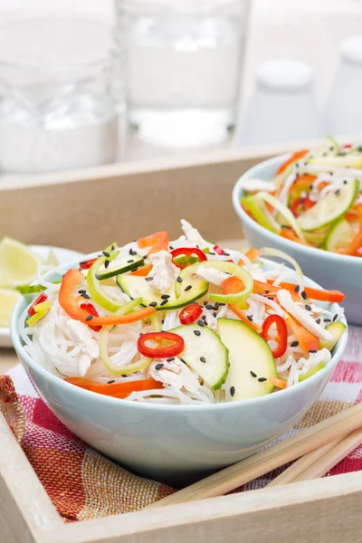 Thai salad with vegetables, rice noodles and chicken, vertical — Stock Photo, Image