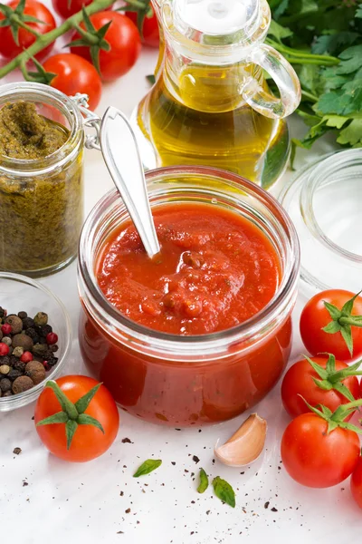 Salsa di pomodoro, pesto e ingredienti, verticale, vista dall'alto — Foto Stock