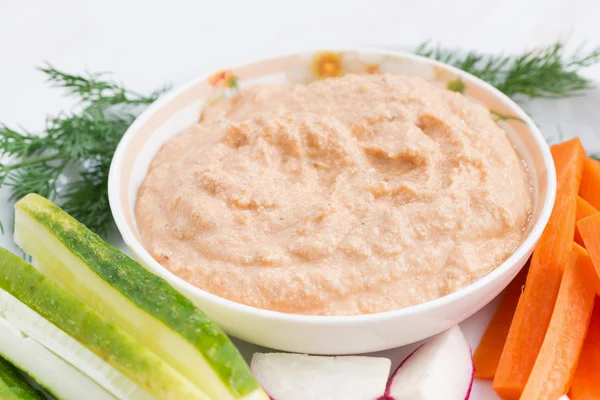 Molho de tomate com tofu e legumes frescos, close-up — Fotografia de Stock