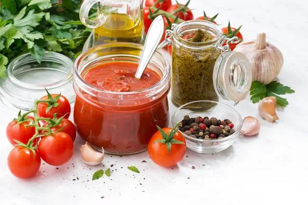 Sos pomidorowy, pesto i składniki — Zdjęcie stockowe