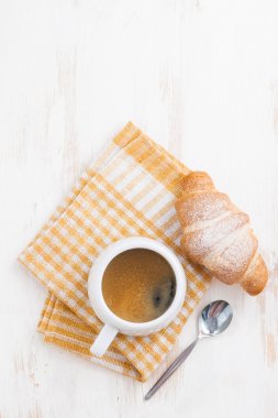 espresso ve taze kruvasan