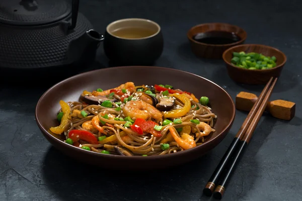 Asya öğle yemeği. Buğday noodle ile deniz ürünleri — Stok fotoğraf