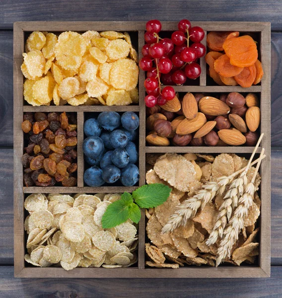 다양 한 아침 시리얼, 과일, 딸기 및 견과류 — 스톡 사진