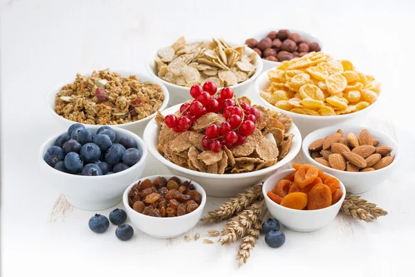 Surtido de cereales de desayuno diferentes, frutos secos — Foto de Stock