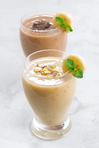 Bananen-Schokoladen-Smoothie im Glas, senkrecht — Stockfoto