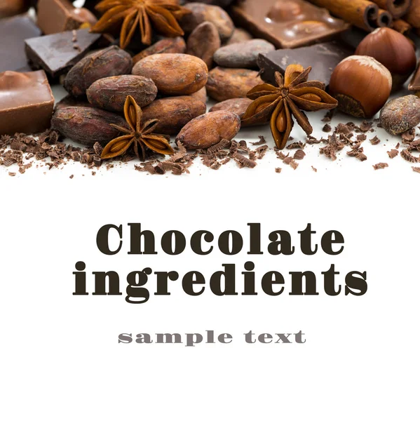 Fondo con granos de cacao, varios chocolate y especias —  Fotos de Stock