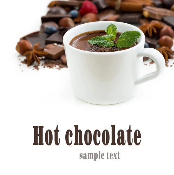 Taza blanca con chocolate caliente e ingredientes, aislado —  Fotos de Stock