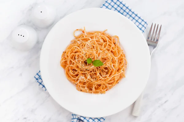 Pasta con sugo di pomodoro, orizzontale, vista dall'alto — Foto Stock