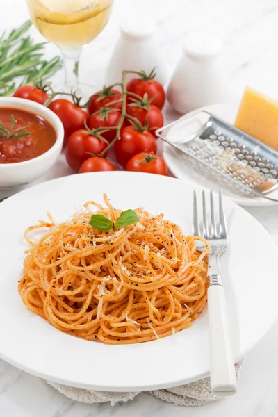 Pasta con sugo di pomodoro e ingredienti, verticale — Foto Stock