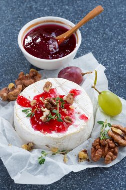 Camembert berry reçel, taze üzüm ve fındık, dikey