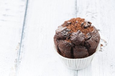 Beyaz vintage ahşap arka planda closeup çikolatalı kek