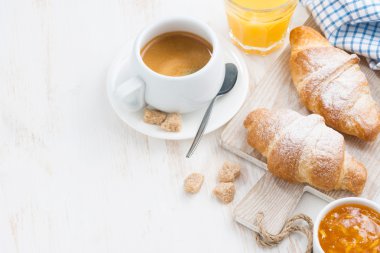 geleneksel kahvaltı taze kruvasanlar ile