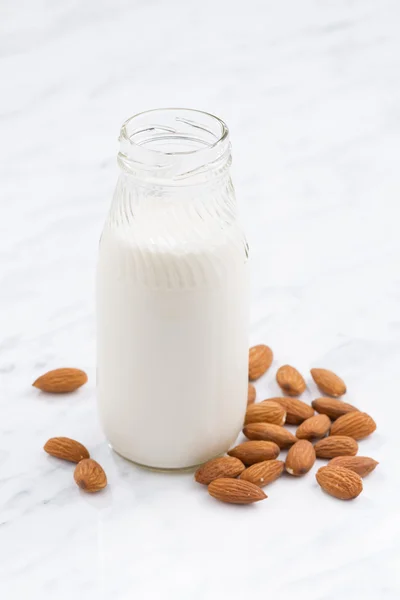 Lait d'amande dans une bouteille en verre, vertical — Photo