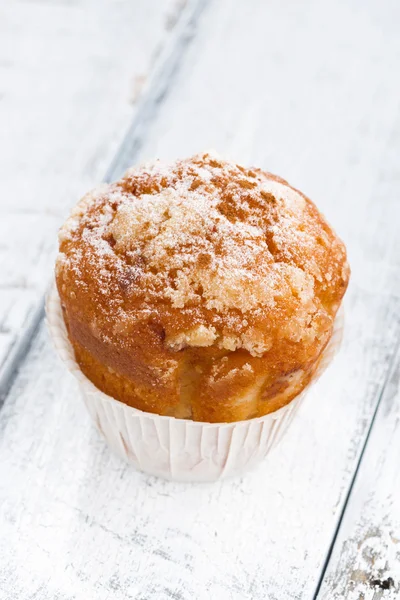 Apple muffin with icing sugar on white wooden table, vertical — Stock Photo, Image