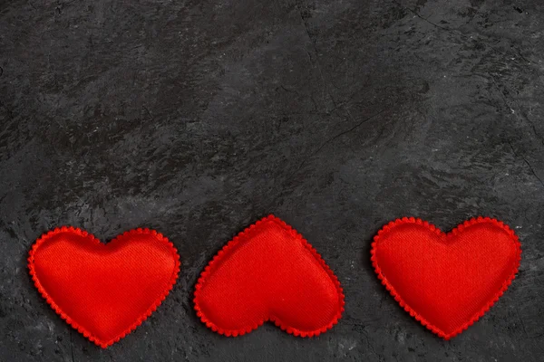 Fondo de piedra negra con corazones rojos —  Fotos de Stock