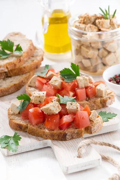 Bröd med tomater och marinerad fetaost, vertikal — Stockfoto