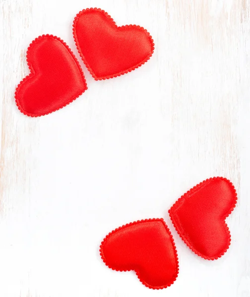 Fundo de madeira branco com corações vermelhos, close-up — Fotografia de Stock