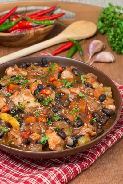 Stufato con fagioli neri, peperoncino, pollo e verdure — Foto Stock