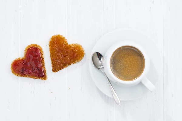 Tostadas en forma de corazón con mermelada de frutas y taza de café — Foto de Stock