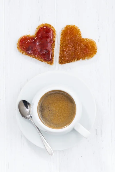 Tostadas en forma de corazón con mermelada de frutas y taza de café — Foto de Stock