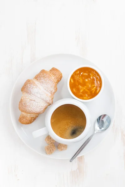 Traditional breakfast with coffee and fresh croissants, vertical — Stock Photo, Image
