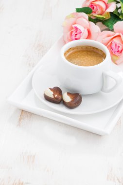 çikolata kalpleri ve fincan espresso Sevgililer günü için