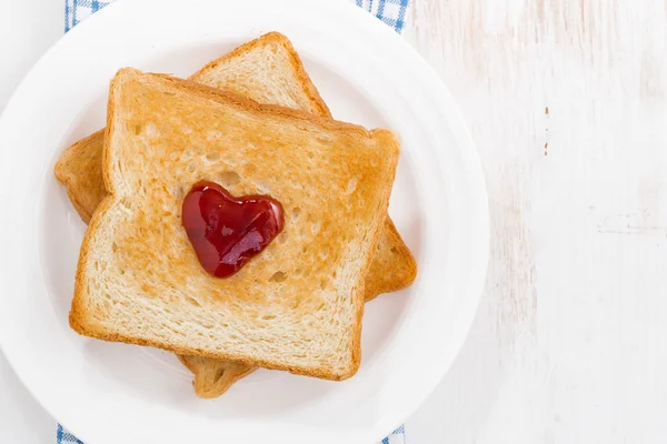 Toasty s džemem v tvaru srdce pro den svatého Valentýna — Stock fotografie