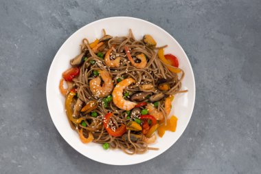 Buğday noodle ile deniz ürünleri ve sebze, üstten görünüm