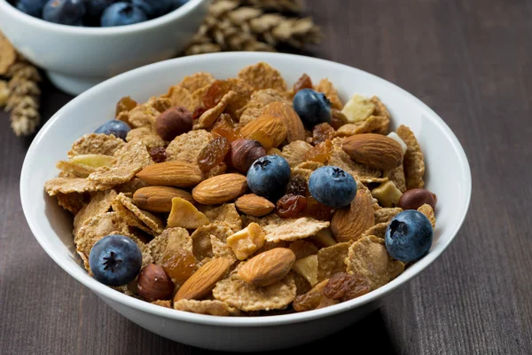 Breakfast cereal flakes with blueberries and nuts — Stock Photo, Image