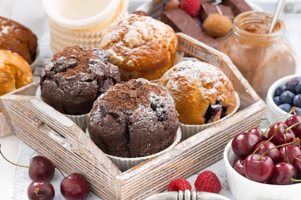 Assortiment de délicieux muffins frais et de baies fraîches — Photo