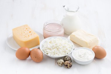 Beyaz ahşap zemin üzerinde taze süt ürünleri