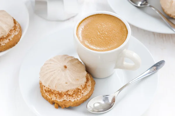 Taze cappuccino ve kek beyaz tablo, üstten görünüm — Stok fotoğraf