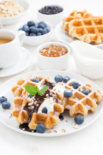 Gofres con arándanos frescos, crema y salsa de chocolate — Foto de Stock