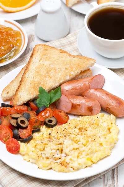 Domates, ızgara sosis ve tost ile yumurta Scramble — Stok fotoğraf
