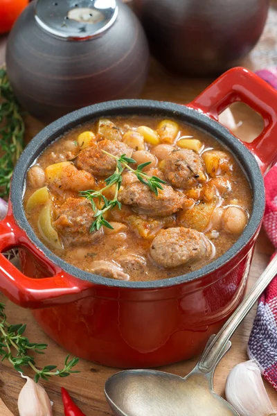 Φυτικό stew με λουκάνικα σε ένα τηγάνι, κάτοψη κάθετη — Φωτογραφία Αρχείου