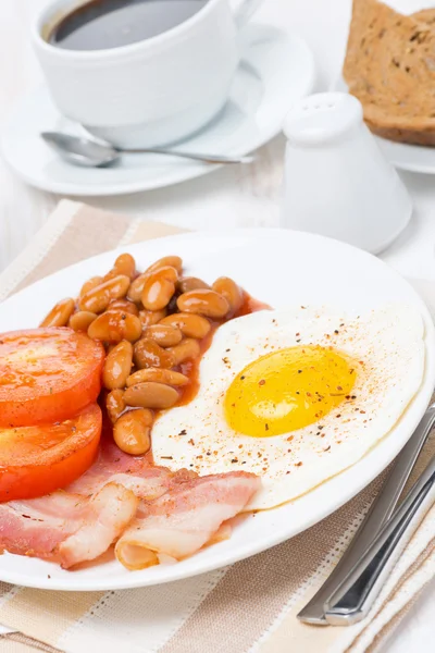 Geleneksel İngiliz kahvaltısı ve kahve — Stok fotoğraf