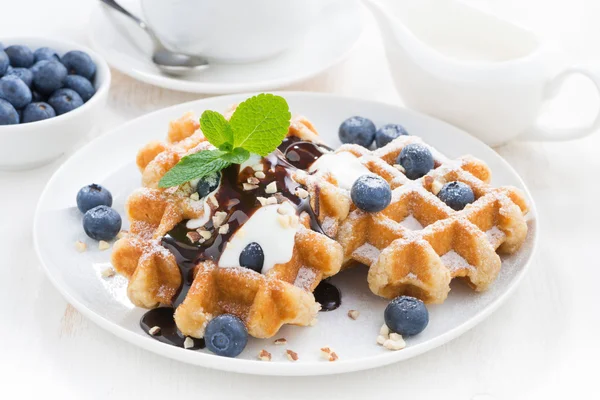 Waffles com mirtilos frescos no café da manhã — Fotografia de Stock