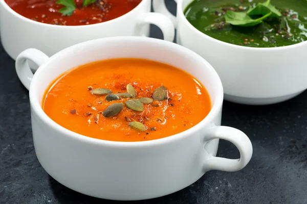 Асортимент свіжого овочевого супу на темному фоні, крупним планом — стокове фото