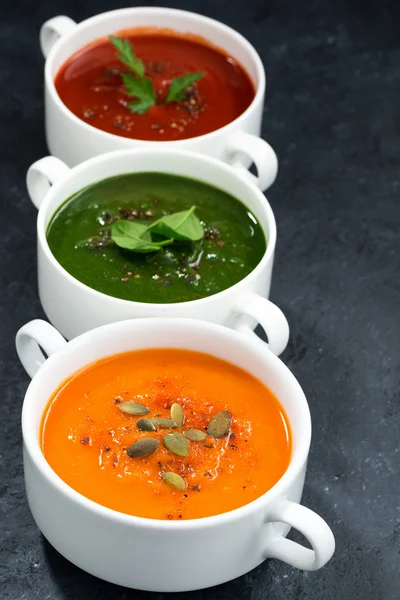 Surtido de sopa de verduras frescas sobre fondo oscuro, vertical — Foto de Stock