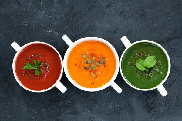 Auswahl an frischer Gemüsesuppe auf dunklem Hintergrund — Stockfoto