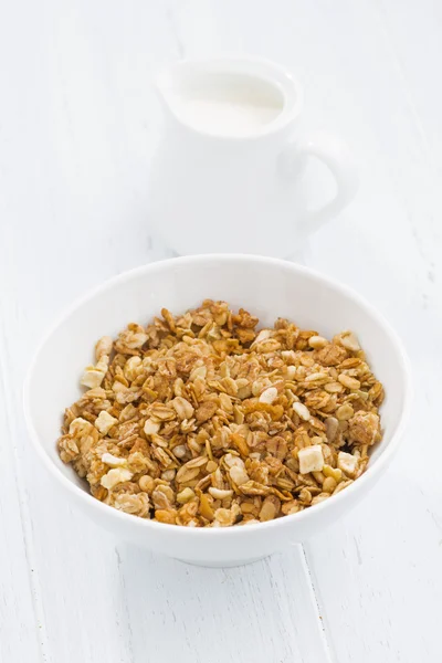 Gebakken muesli in een kom en melk — Stockfoto