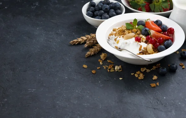 Muesli assado com bagas frescas, iogurte e fundo escuro — Fotografia de Stock