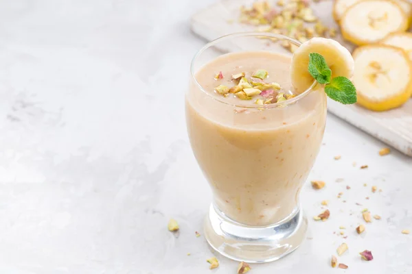 Banaan milkshake in een glas op witte achtergrond — Stockfoto