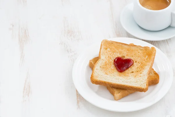 Brinde com geleia na forma de um coração e café — Fotografia de Stock