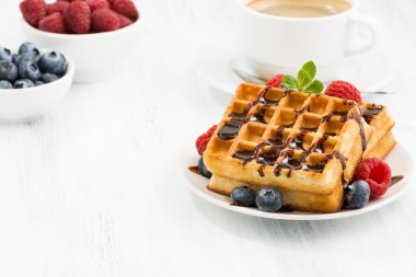 çikolata ve çilek ile geleneksel tatlı waffle