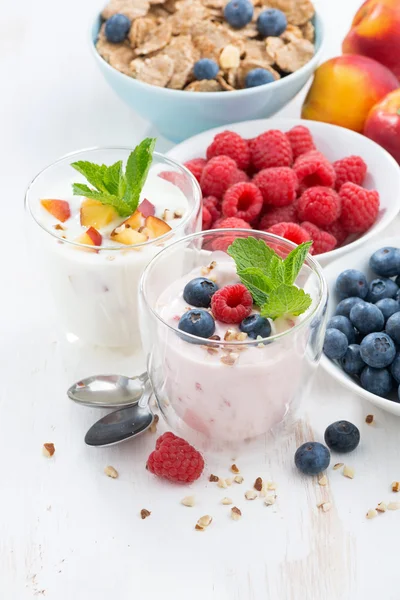 Yogurt ai frutti di bosco e frutta a colazione, verticale — Foto Stock