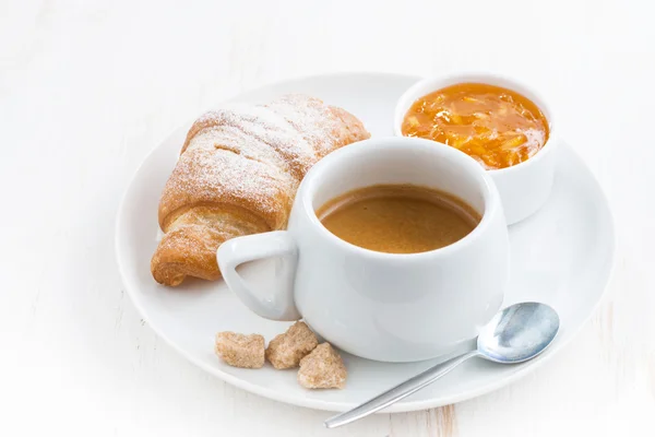 Traditionelles Frühstück mit Kaffee und frischen Croissants — Stockfoto