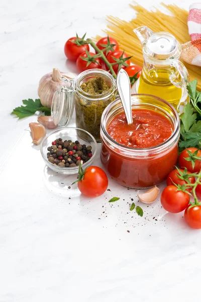 Molho de tomate, pesto e ingredientes para massas, vertical — Fotografia de Stock