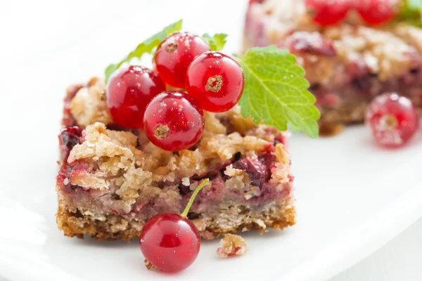 Berry tart with fresh redcurrants and mint, close-up — Stock Photo, Image