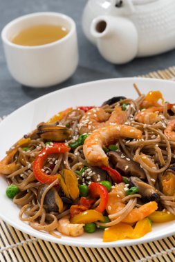 Deniz ürünleri ve sebze, closeup ile Asya buğday noodle